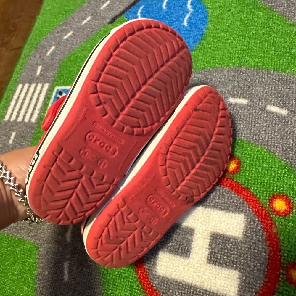 Crocs rouge (kid) 10-11 *** SOLD ***